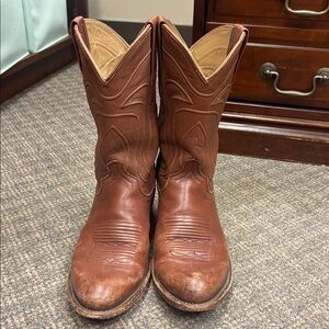 The Cartwright - Color: Hazelnut Material: Cowhide